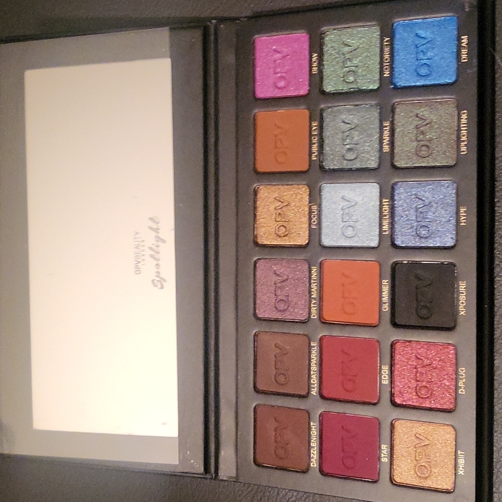 OPVBEAUTY Spotlight eyeshadow palette